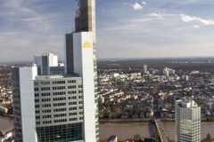 Pohled na ekologický mrakodrap Commerzbank Tower, který má uvnitř zahrady