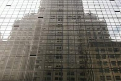 Chrysler Building v odražené skleněné budově
